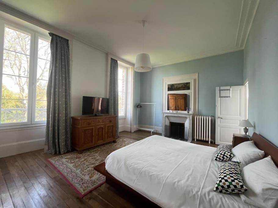 Вилла La Demeure De Margot - 24 Couchages Villeneuve-sur-Yonne Экстерьер фото