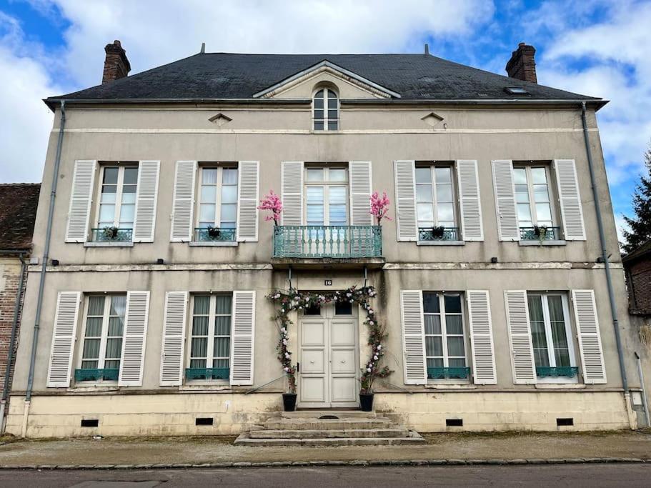 Вилла La Demeure De Margot - 24 Couchages Villeneuve-sur-Yonne Экстерьер фото