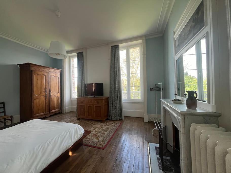 Вилла La Demeure De Margot - 24 Couchages Villeneuve-sur-Yonne Экстерьер фото